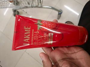 Lakme Blush &amp; Glow Strawberry Freshness Gel Face W