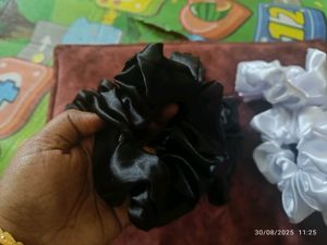 New Handmade 4 Black+4white Scrunchie Set