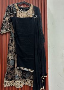 Elegant Black &amp; Gold Salwar Kameez
