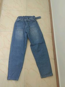 Distressed Denim Jeans with Belt mom fit