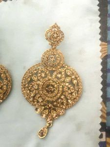 Elegant Gold Tone Drop Earrings and black beautifu