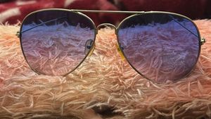 Aviator Sunglasses - Gradient Lens