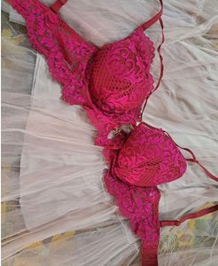 Set Of 2 LA SENZA Bras. 36D. Red And Black
