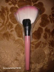 Fan Makeup Brush - Pink