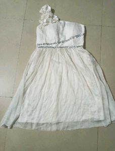 Chic White One-Shoulder Dress