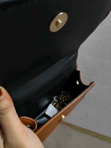 DRESSBERRY SLING BAG