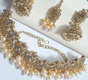 Elegant  Kundan &amp; Pearl Jewelry Set