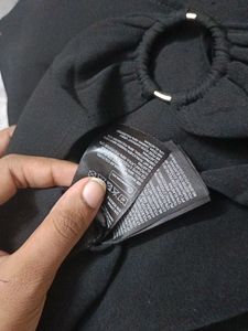 Black cropped ring details top