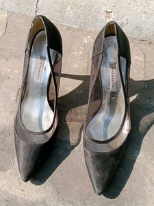 CAPARROS Women&#39;s Pointed Toe Black Wedges