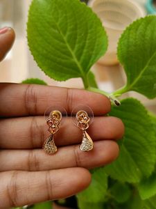 Dancing Couple 🫂Gold Look Alike Stud