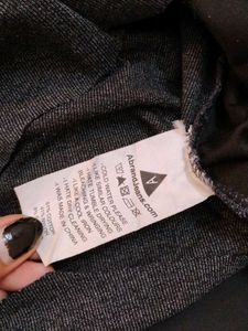 It&#39;s a never worn crop top. Bought it for 450.