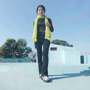 Green Woven Muffler with Fringe ✨