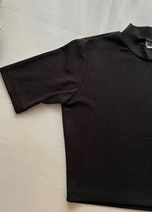 Black Crop Top 🖤
