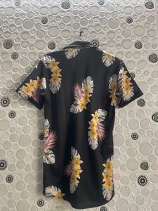 Tropical Vibe Men&#39;s Hawaiian Shirt – Black Floral