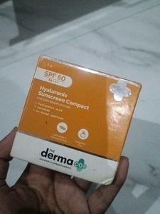 Derma Co Sunscreen Compact SPF 50