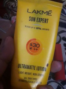 Lakme Sunscream,Mamaearth Heena Shampoo,red