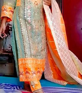 Elegant Pakistani Suit