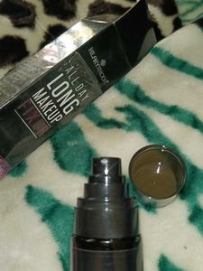 Hilary Rhoda Makeup Fixer