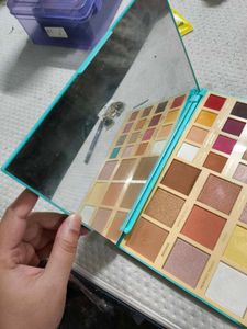 Makeup Revolution × Rachel Leary Palette