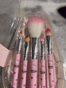 MAKEUP BRUSHES