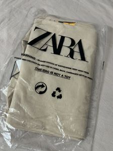ZARA- Golden Holidays T-shirt 👕