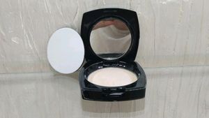 🆕 STREET WEAR BY REVLON COMPACT POWDER LIGHT SHADE