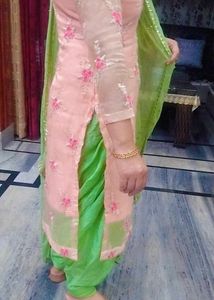 Elegant Embroidered Kurta Set. no damages