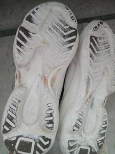 white and black women&#39;s sneakers