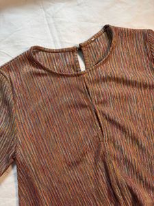 Multicoloured top with keyhole opening
