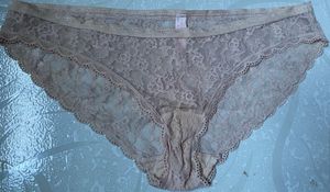 Victoria’s Secret Lace Bikini Bottom – Size L