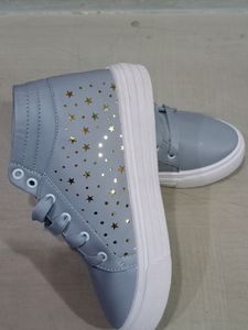 🆕 Fancy Female Shoe Size 5 👟