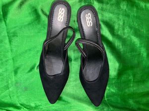 Chic Black Slingback Heels