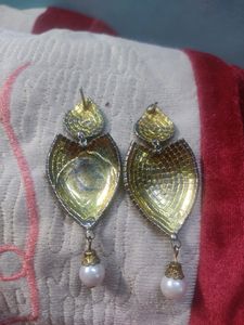 Earings Bahoot Hai Isliye Isa Sell Kar Rahi Ho