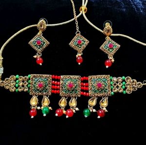 NECKLACE WITH MANGTIKA AND EARRINGS