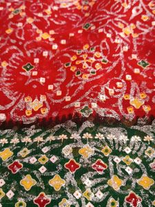 Red and green chundri print saree
