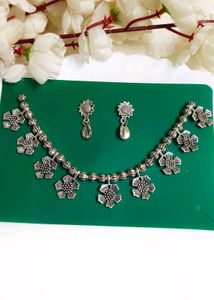 Beautiful GS Choker Set