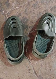 Men&#39;s Olive Clogs