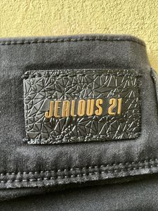 BRAND NEW Jealous 21 skinny fit jeans