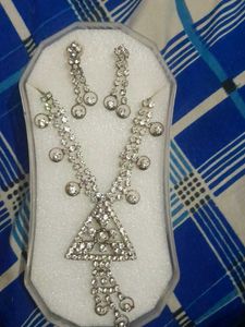 A Jewellery Set