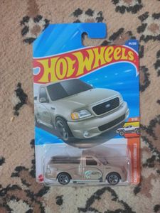 Hot Wheels single piece car