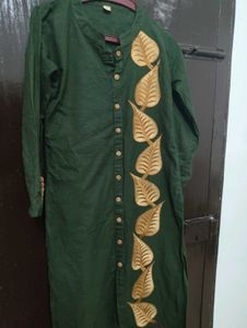 Elegant Green Kurta with buttons and leaf