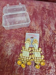 GORGEOUS EARRINGS WITH GOLDEN AND WHITE PEARL