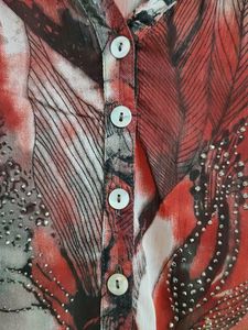 Top In Printed Chiffon With Lace At Yoke Part.