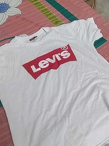Levi&#39;s White Graphic Tee