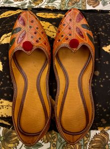 Embroidered Leather Juttis
