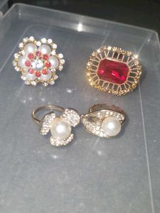 4 peice Festive Rings Set