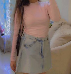 Turtle Nack Tahirt With Denim Skirt