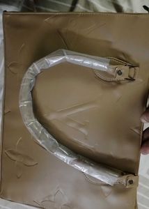 hi I want to sell thus brand new lv bag