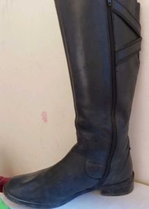 Trndy Black Leather Boots