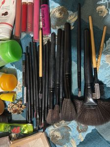 Cosmetic Kit  With Set Of 8 Designs Bangles